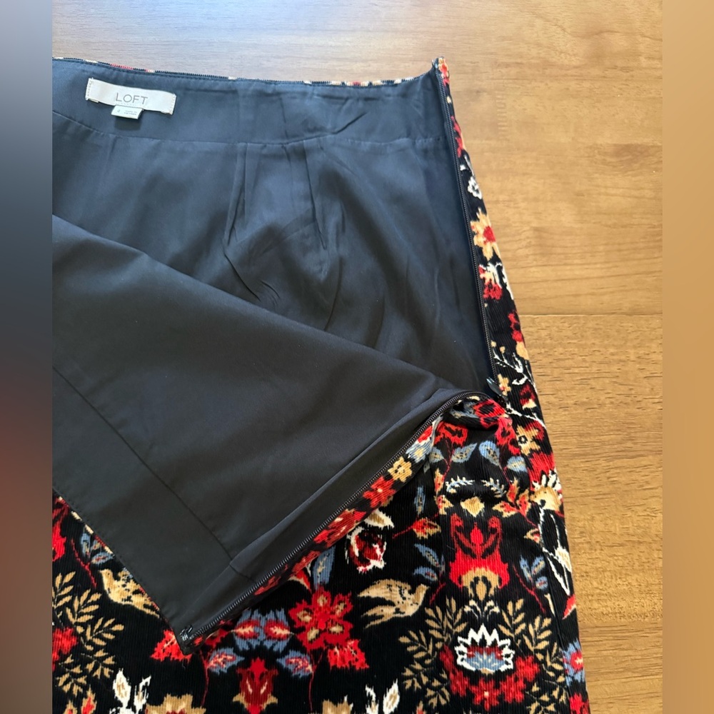 LOFT NWOT Floral Corduroy Mini Skirt Size 4 – Black Red Christmas/Winter Print - Picture 4 of 7